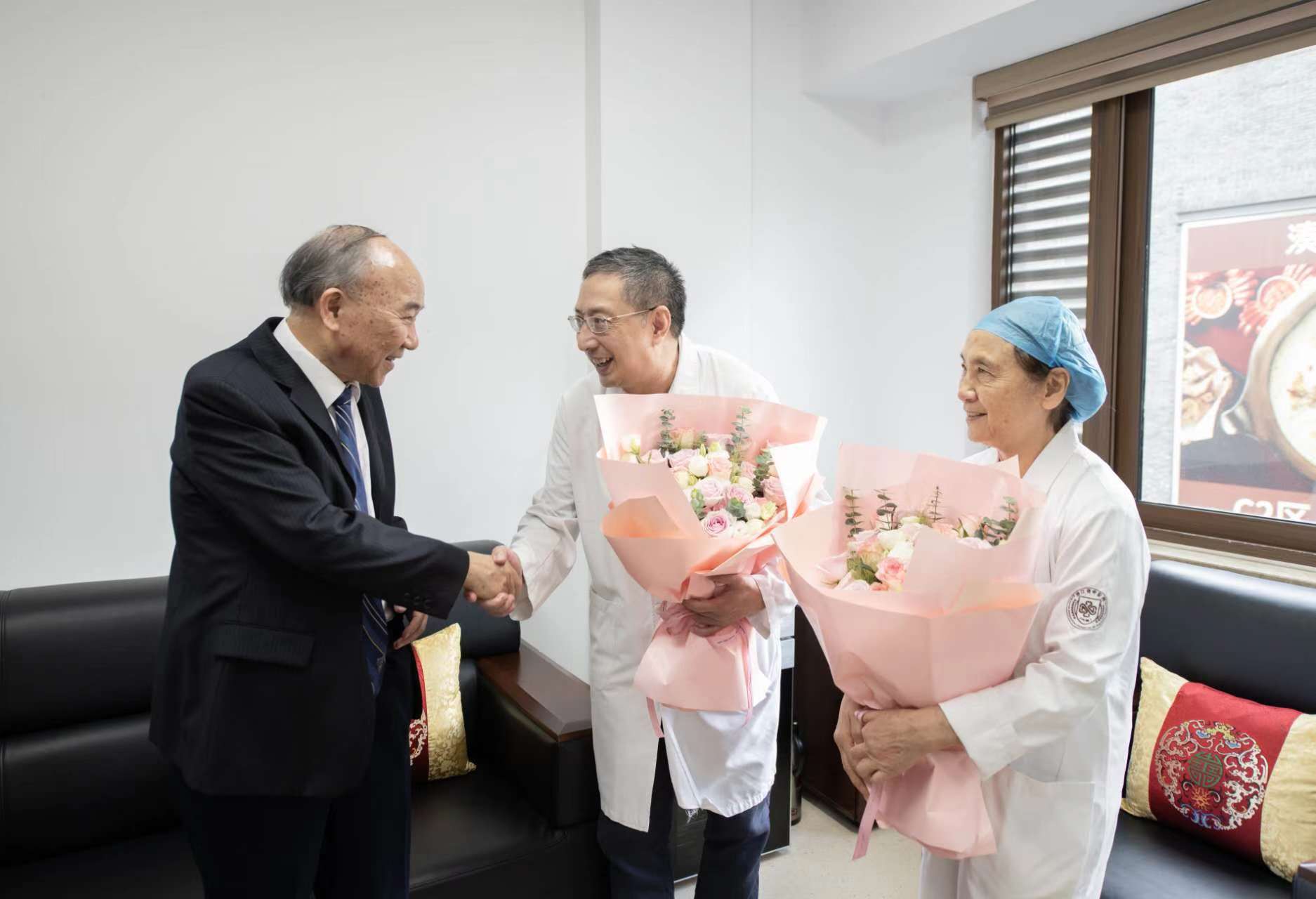 医师节接受浙江省医师协会会长郑树森院士慰问